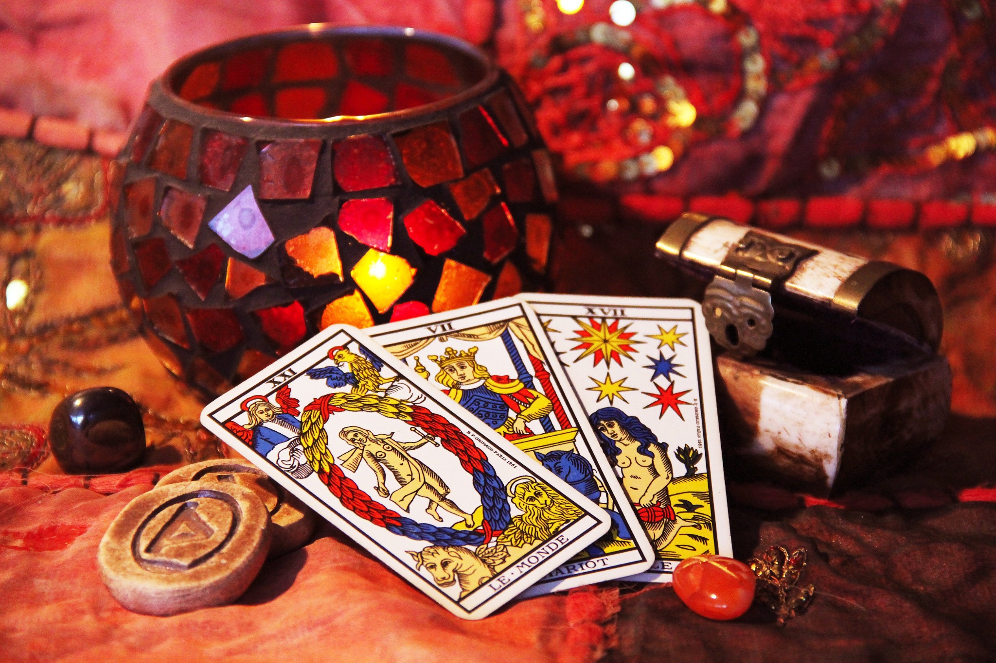 Cartes de tarot près d’une bougie mosaïque