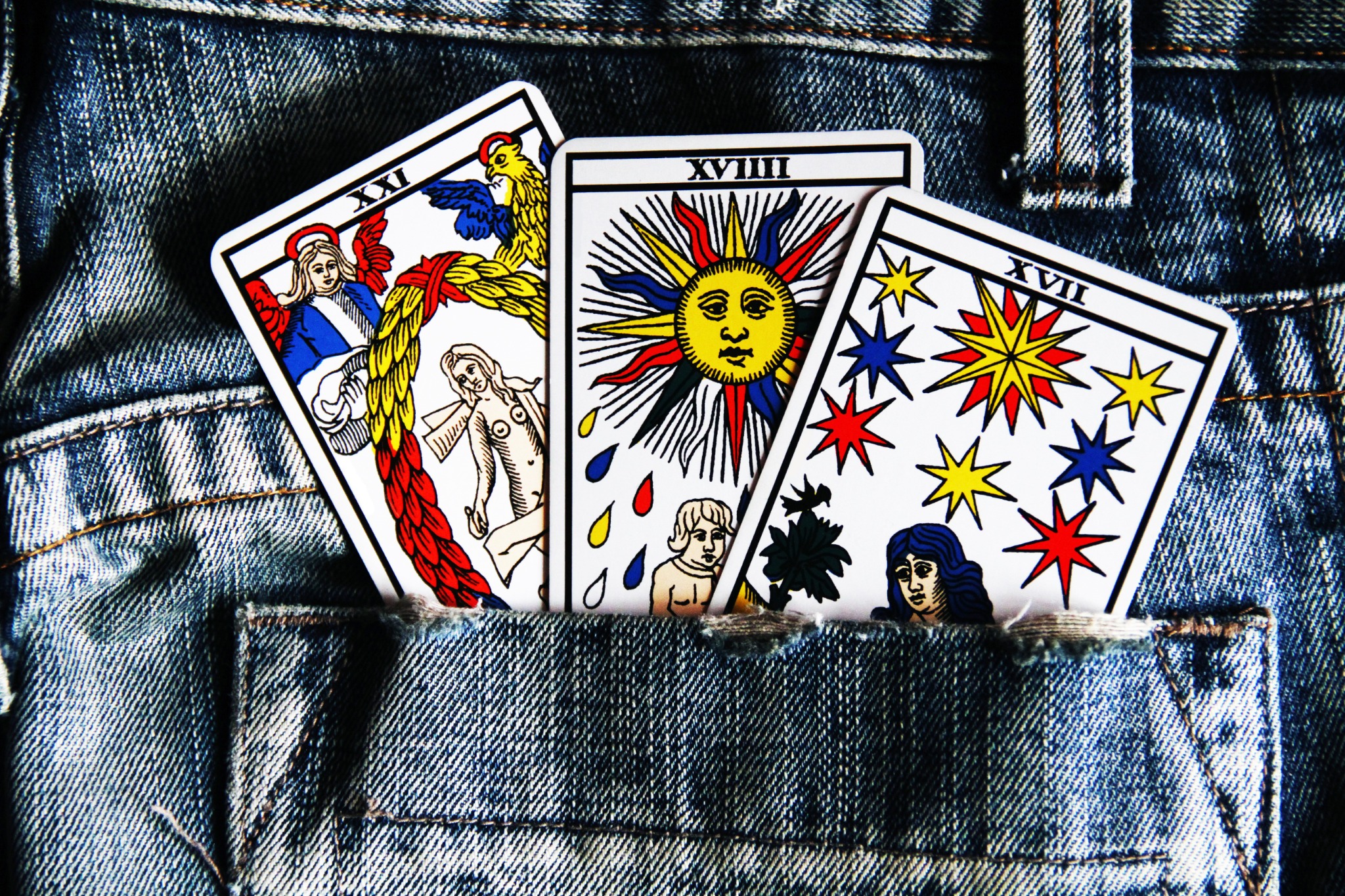 Cartes de tarot glissées dans la poche d’un jean