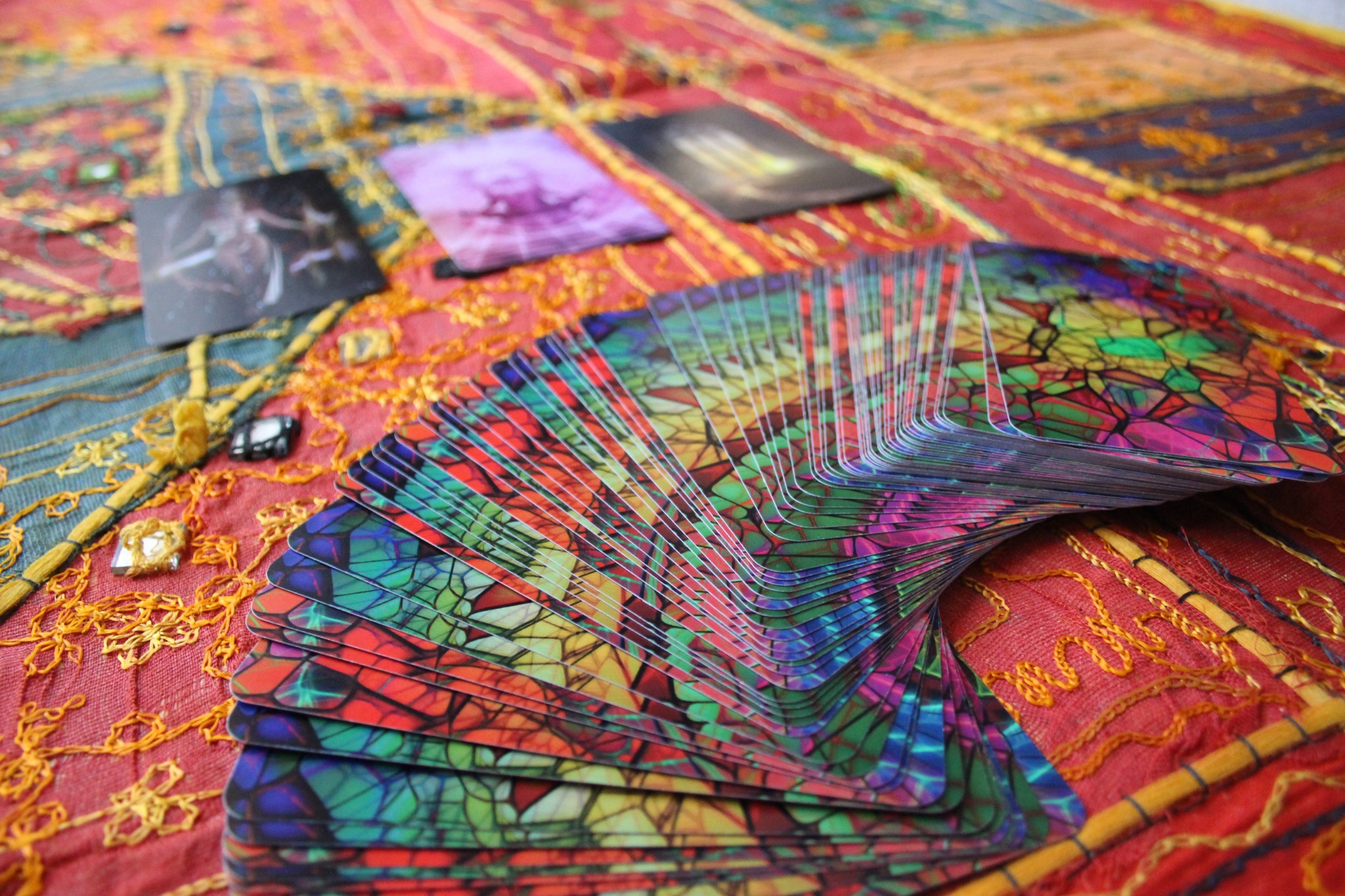 Jeu de cartes coloré étalé sur un tissu