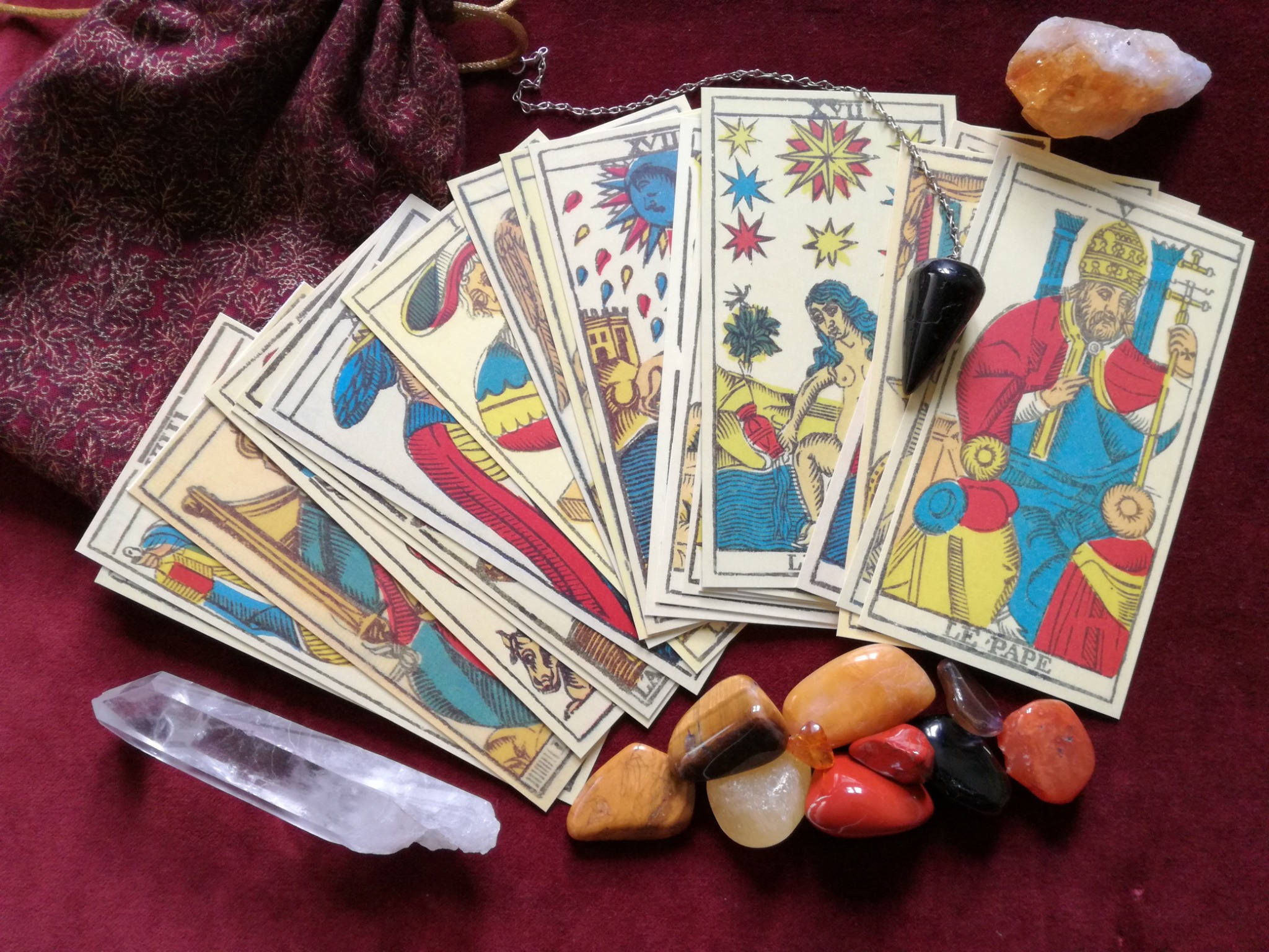 Cartes de tarot de Marseille avec cristaux et pendule